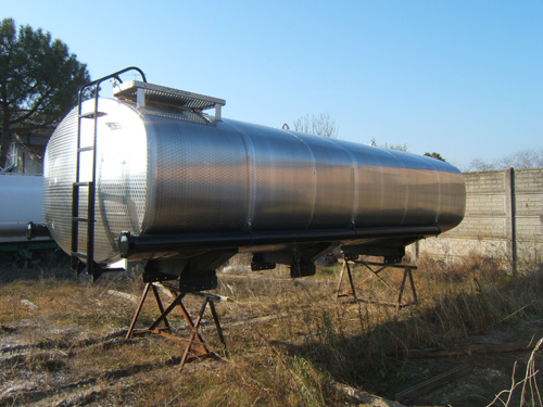 Tank for foodstuffs transport